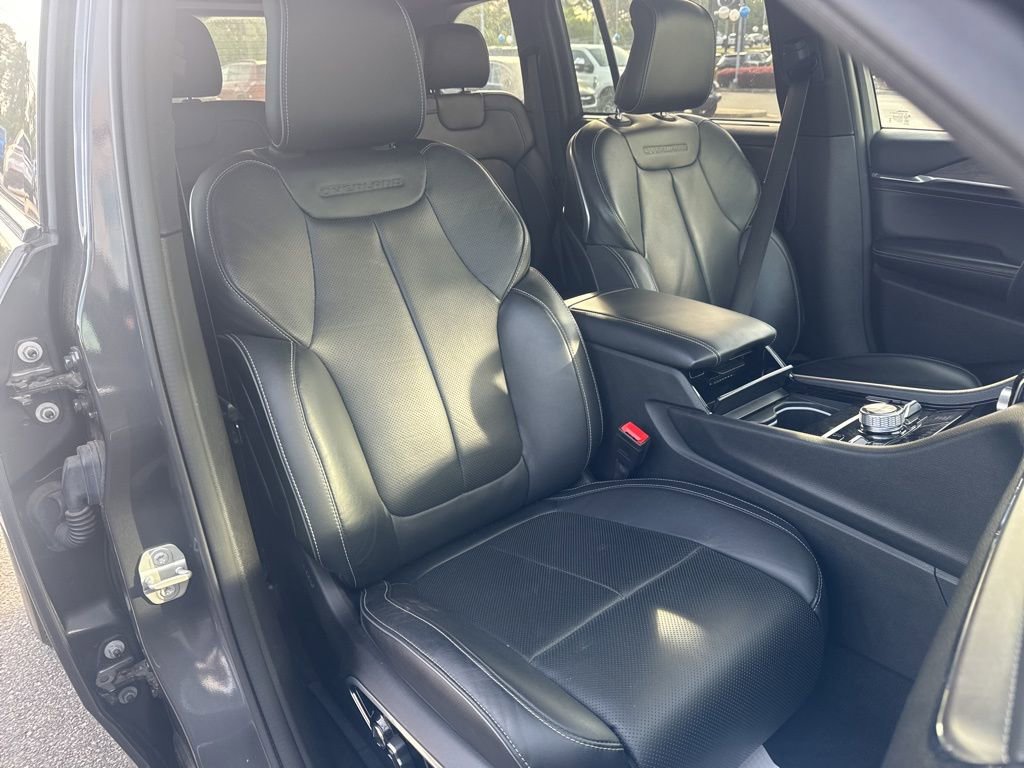 Used 2023 Jeep Grand Cherokee Overland w/ Luxury Tech Group IV AWD/4WD image 6