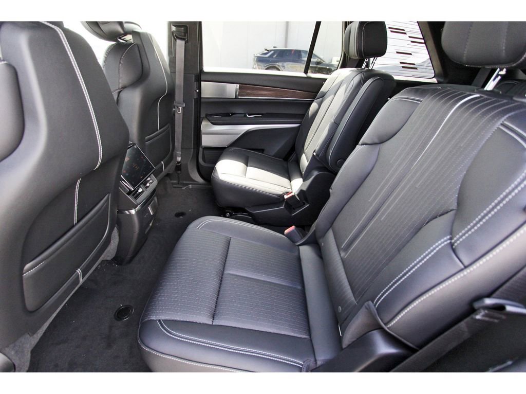 New 2026 Cadillac Vistiq Premium Luxury AWD/4WD image 7