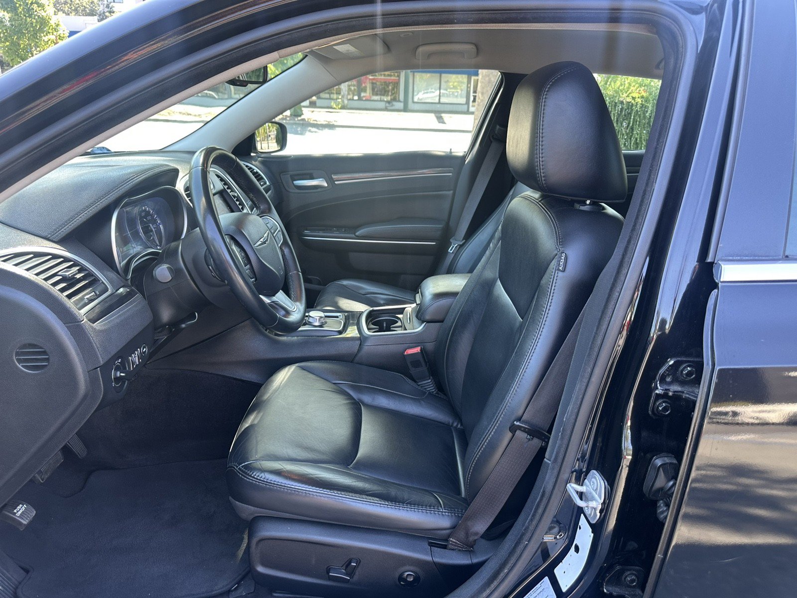 Used 2017 Chrysler 300 Limited RWD image 17