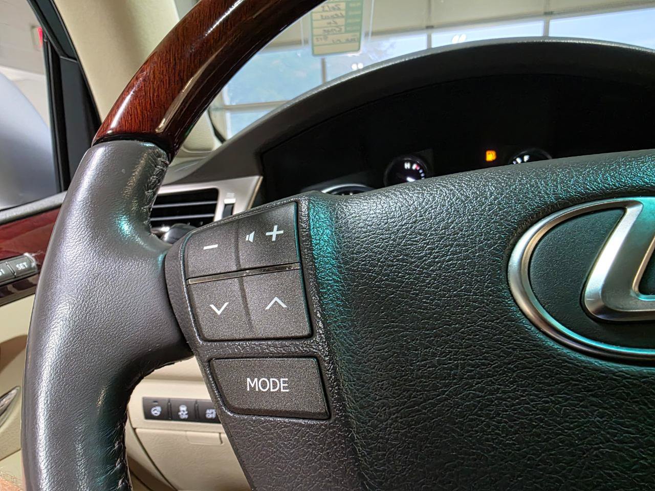 Used 2013 Lexus LX 570 4WD w/ Luxury Pkg w/Pre-crash image 35