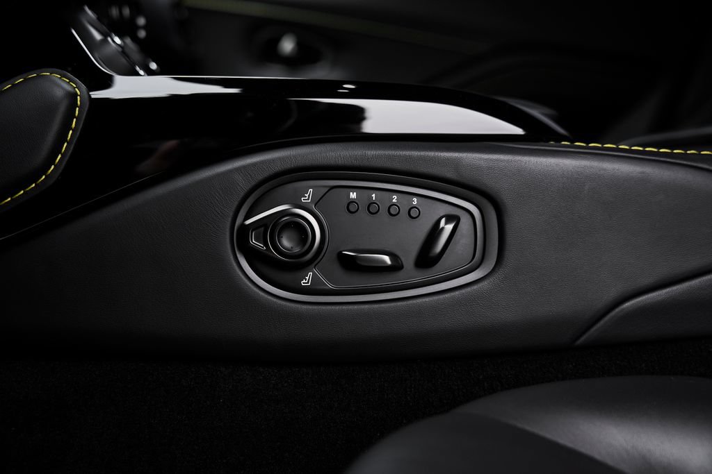 Used 2023 Aston Martin V8 Vantage Coupe RWD image 31
