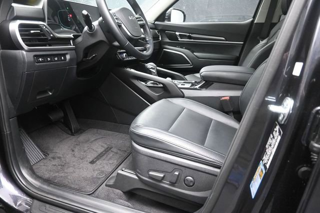 Used 2025 Kia Telluride S FWD image 17