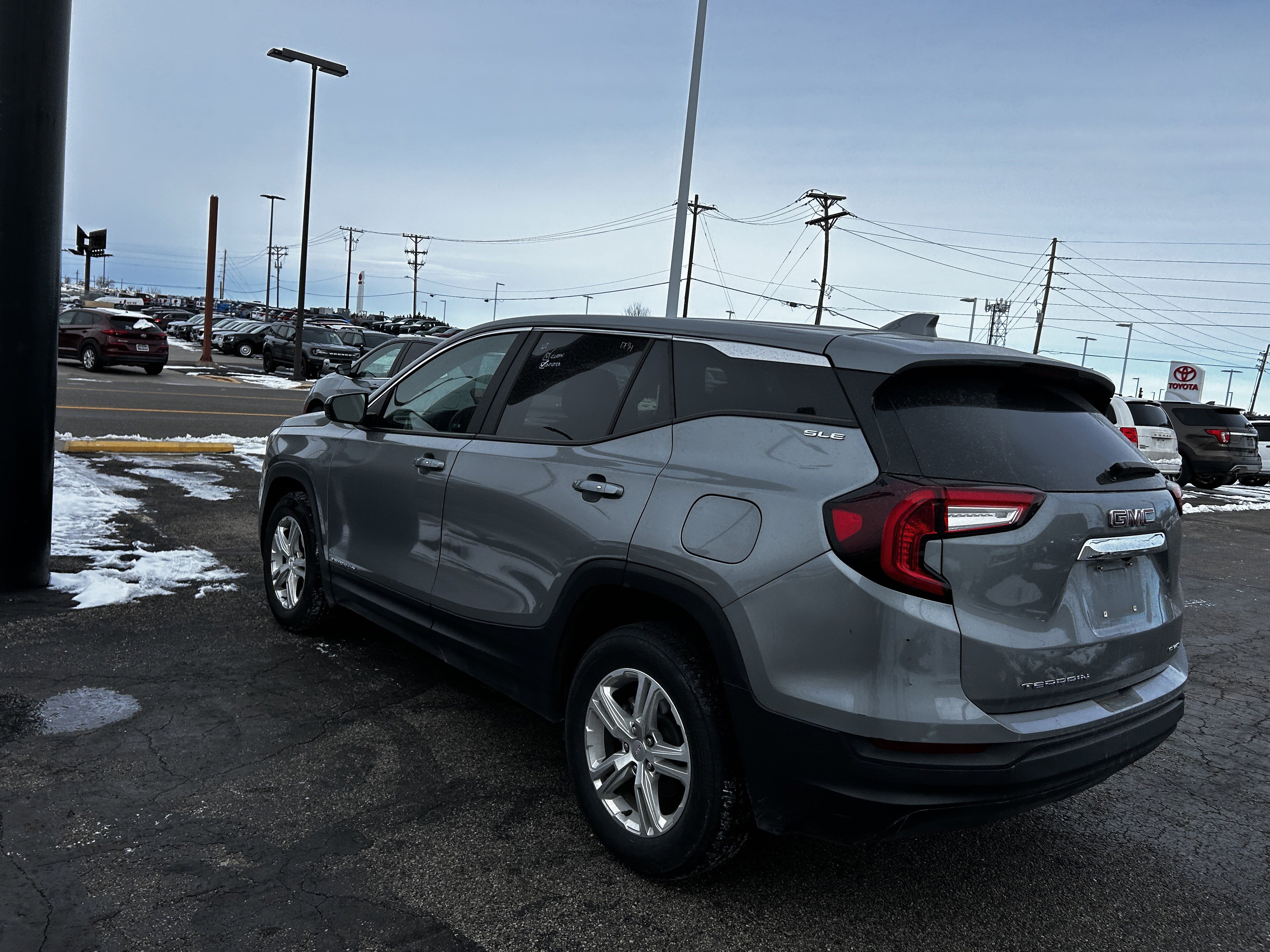 Used 2024 GMC Terrain SLE image 3