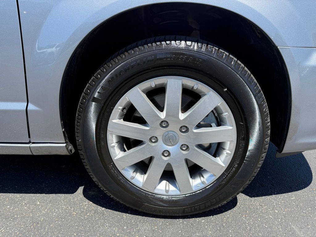Used 2015 Chrysler Town & Country Touring w/ Driver Convenience Group FWD image 9
