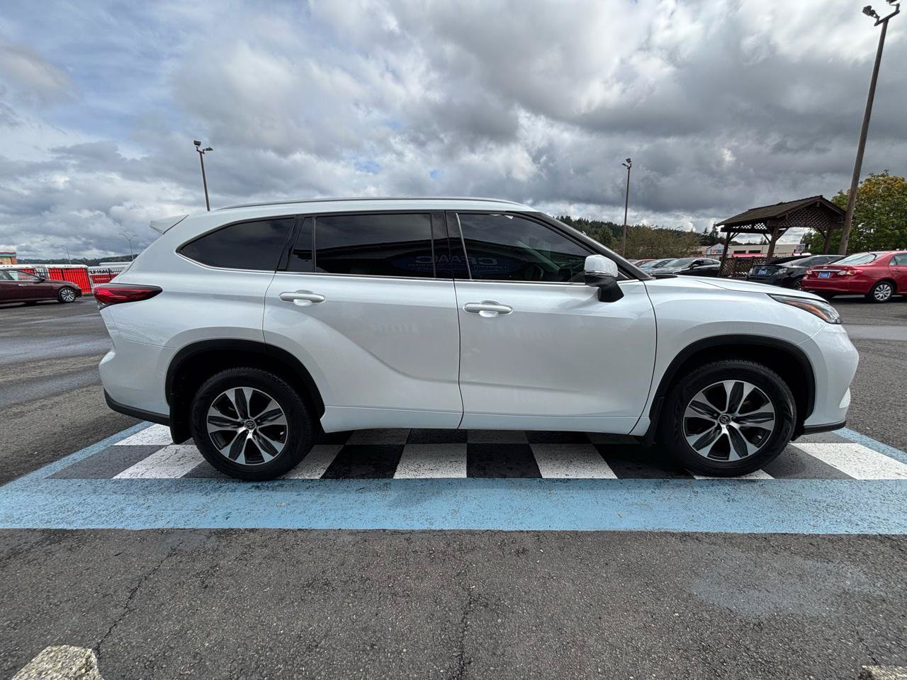 Used 2022 Toyota Highlander XLE AWD/4WD image 6