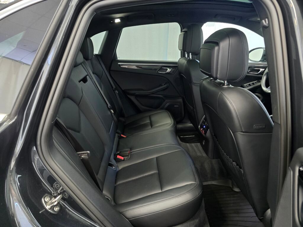 Certified 2024 Porsche Macan image 25