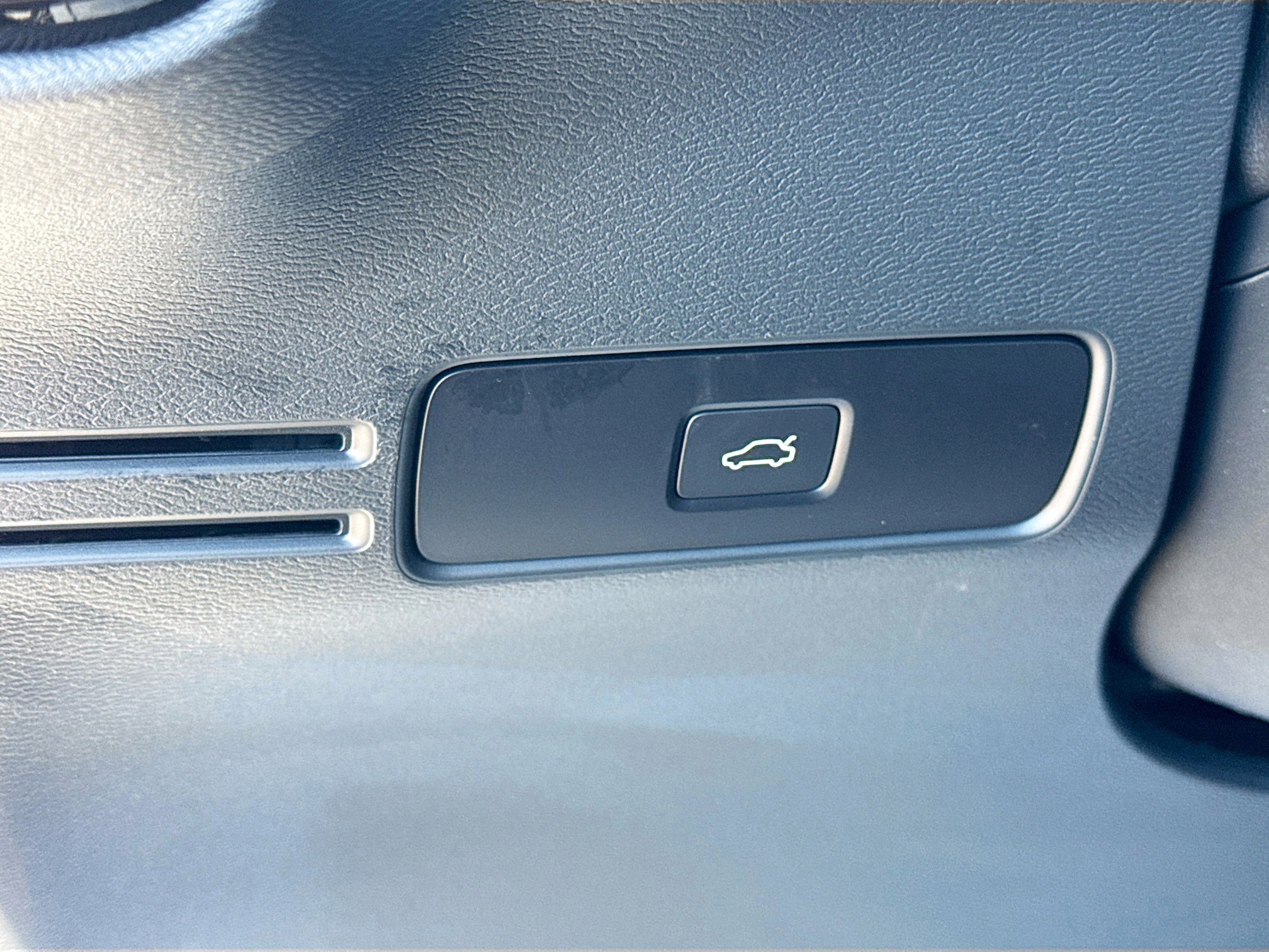 Used 2025 Volvo XC40 B5 Ultra image 36