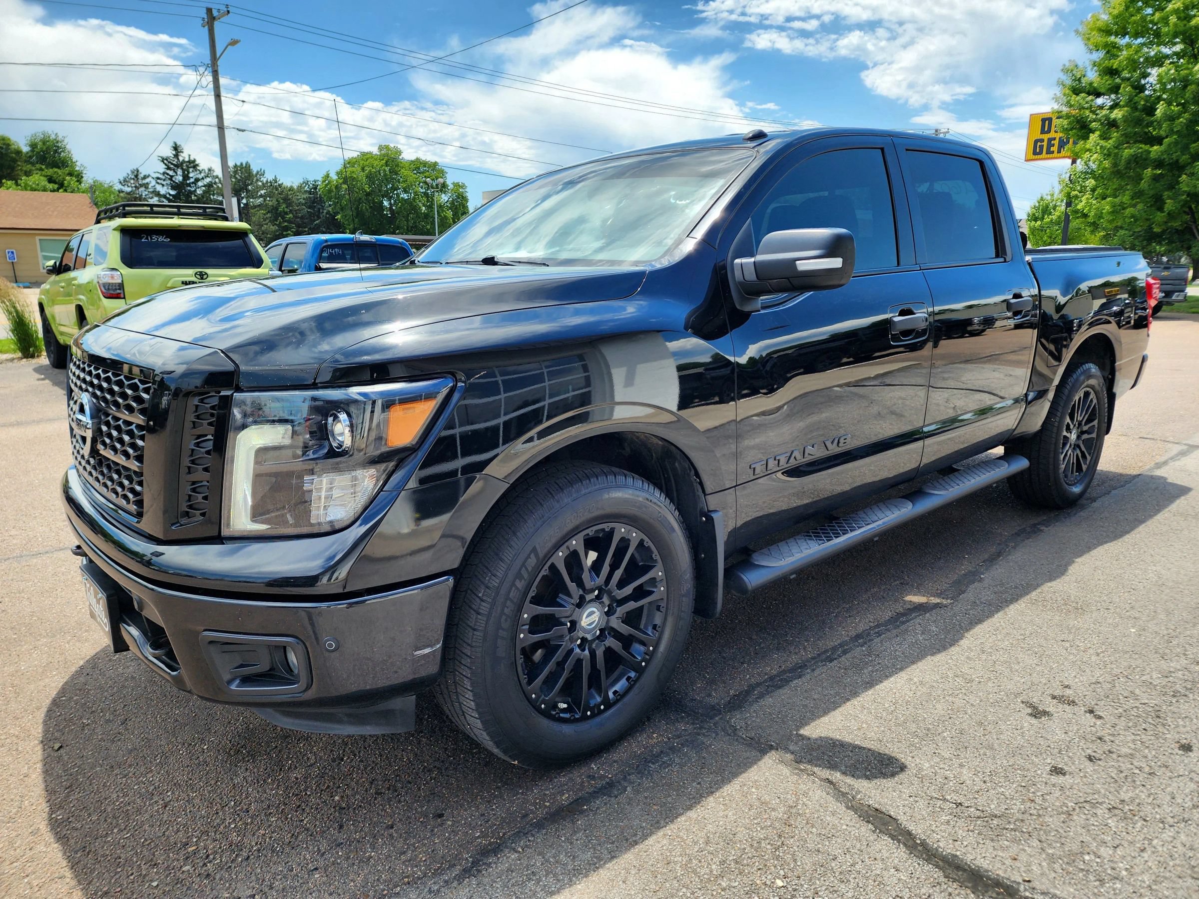 Used 2018 Nissan Titan SV w/ SV Convenience Package AWD/4WD image 4