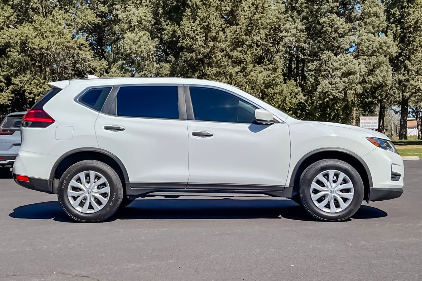 Used 2017 Nissan Rogue S image 3