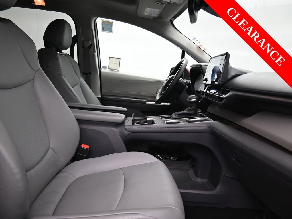 Used 2022 Toyota Sienna XLE image 17