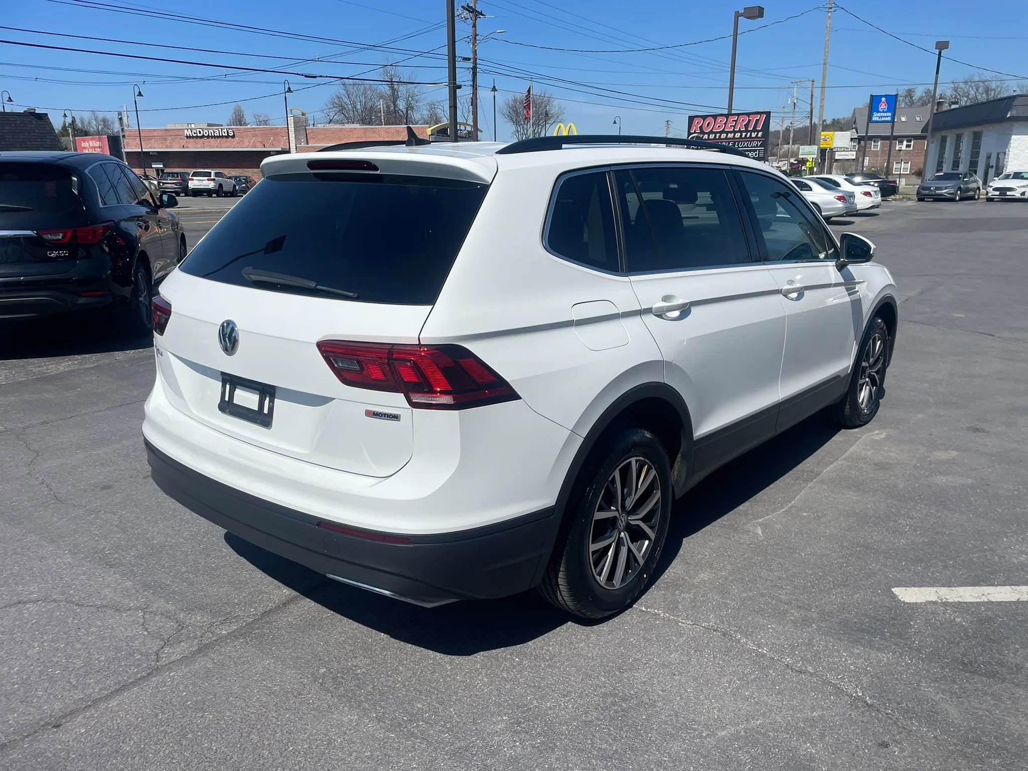 Used 2019 Volkswagen Tiguan SE w/ Panoramic Sunroof Package AWD/4WD image 3