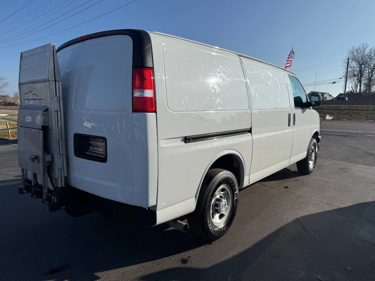 Used 2019 Chevrolet Express 3500 w/ Driver Convenience Package image 5