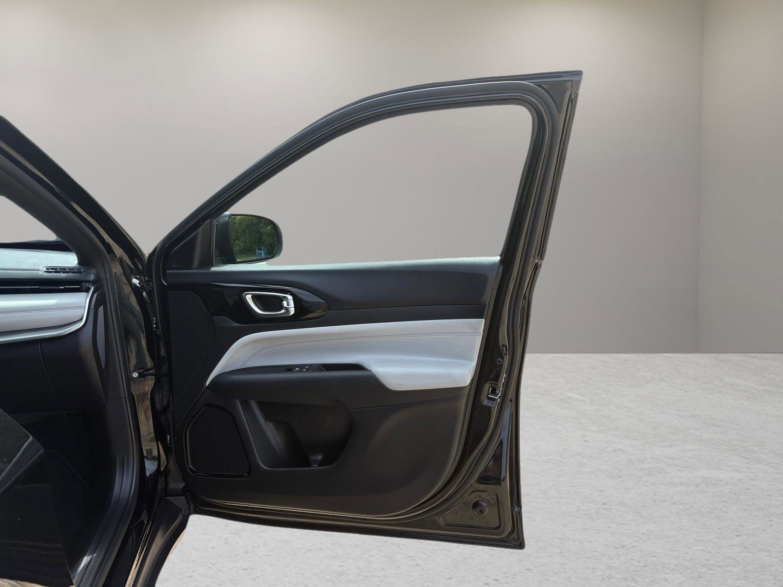 Used 2024 Jeep Compass Limited image 9