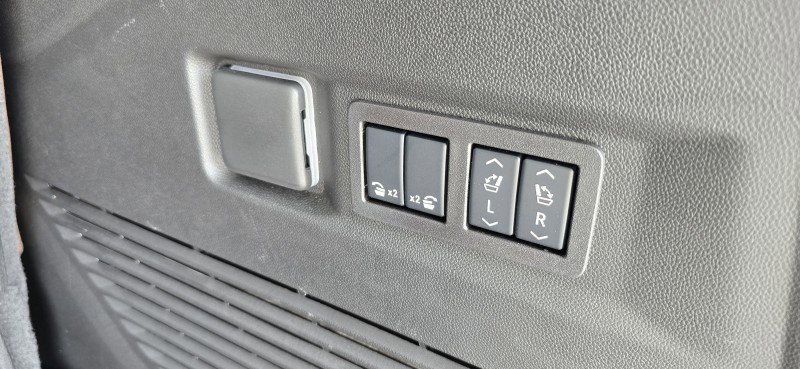 Used 2025 Chevrolet Tahoe High Country RWD image 36
