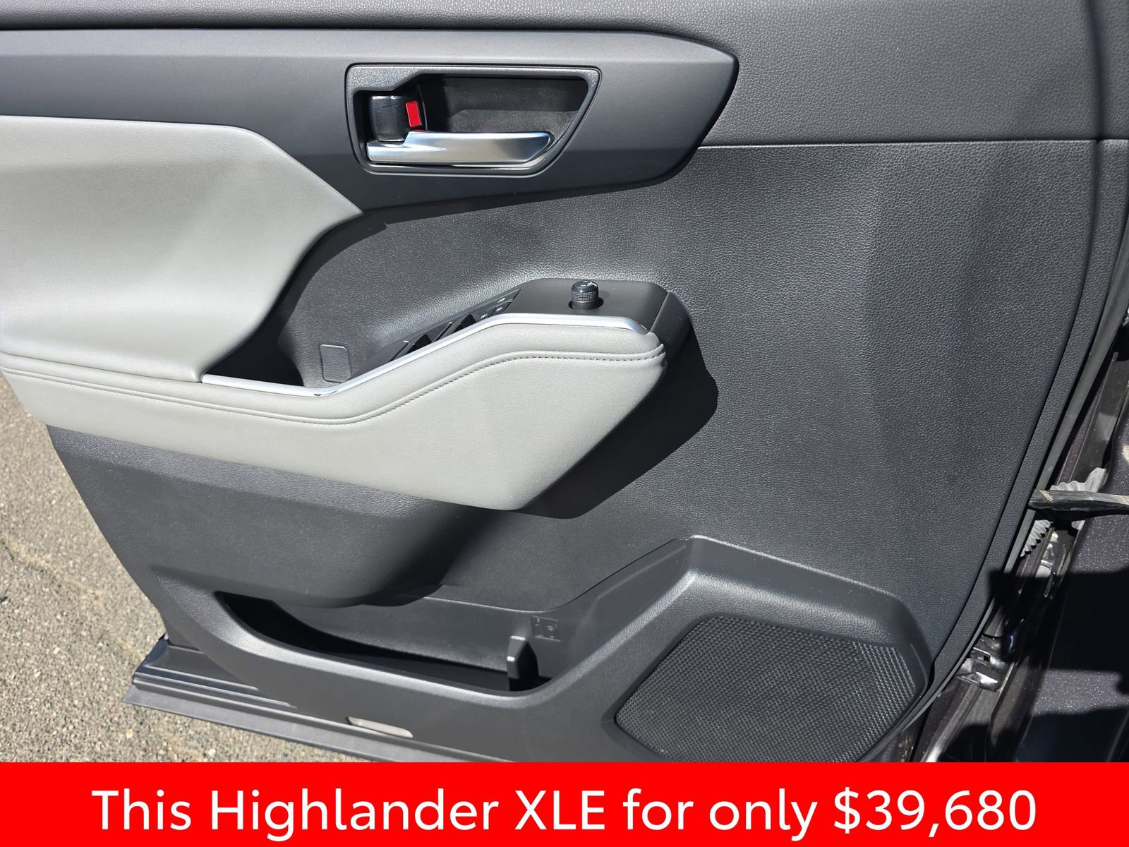 Used 2024 Toyota Highlander XLE image 35