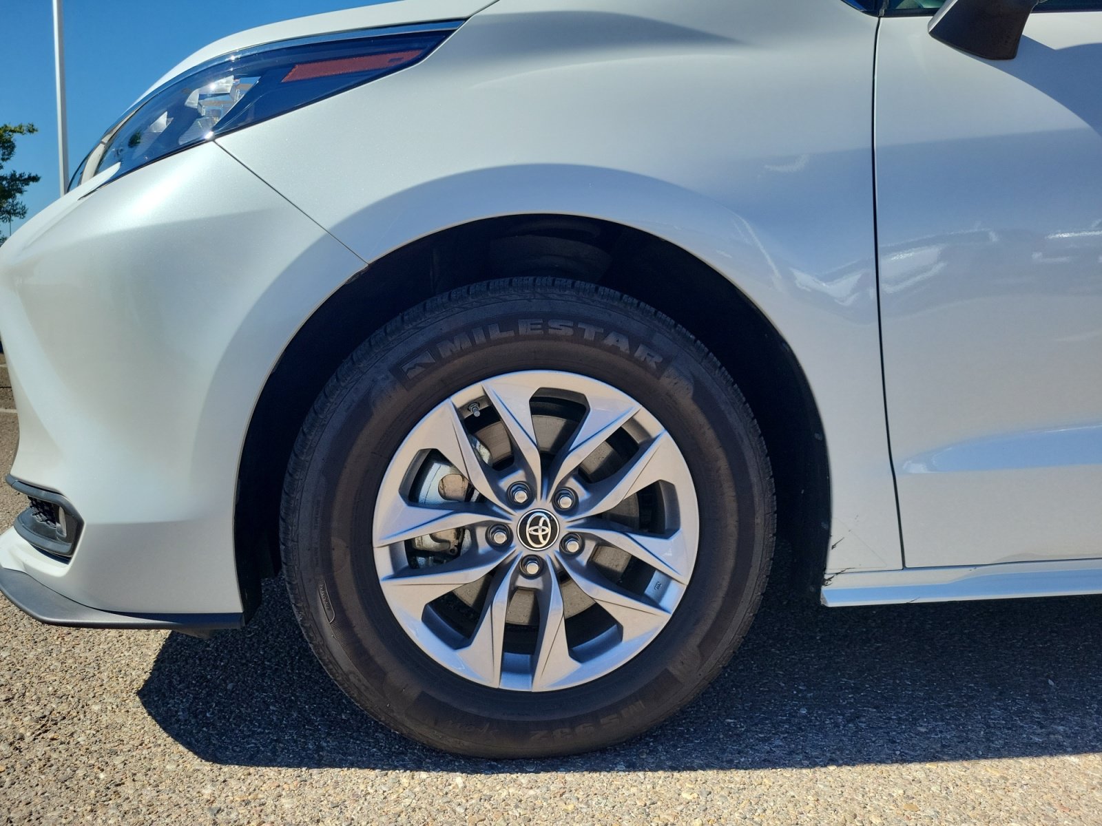 Used 2025 Toyota Sienna XLE FWD image 26