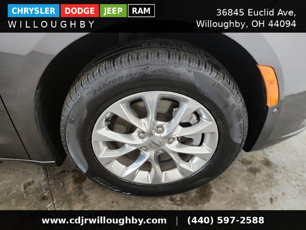 Used 2023 Chrysler Pacifica Touring-L AWD/4WD image 42