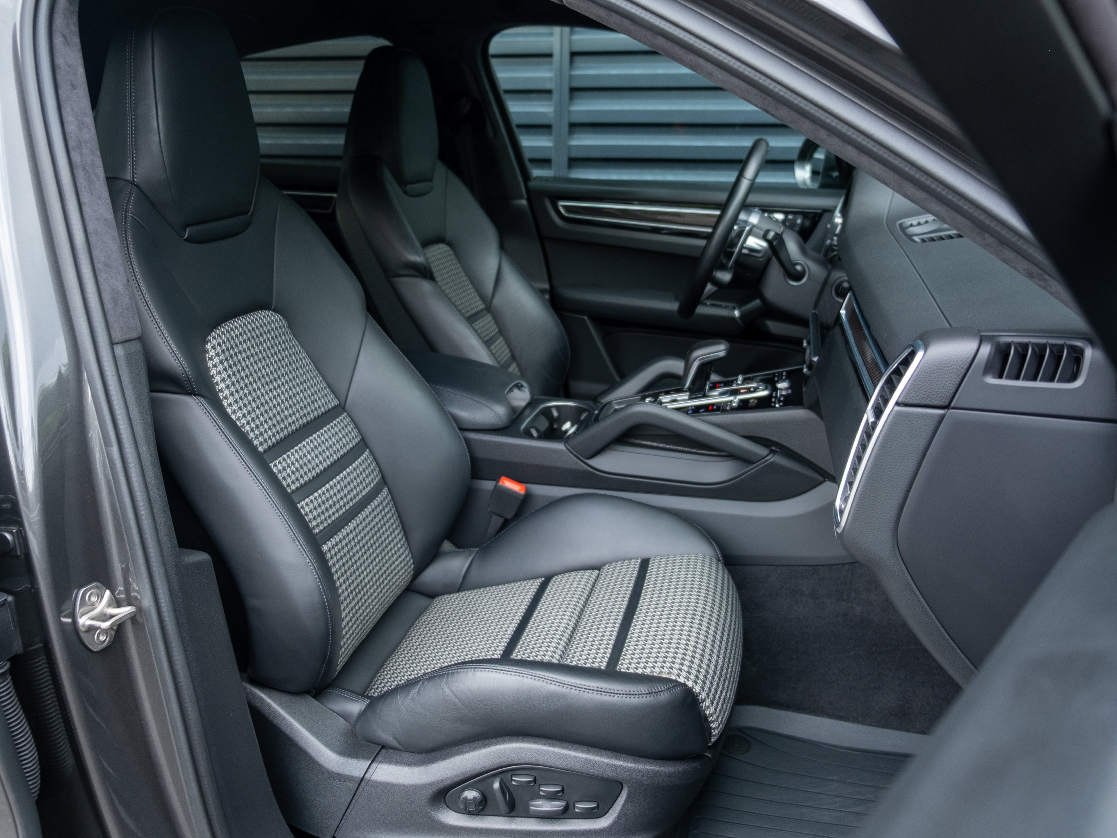 Certified 2022 Porsche Cayenne S AWD/4WD image 39