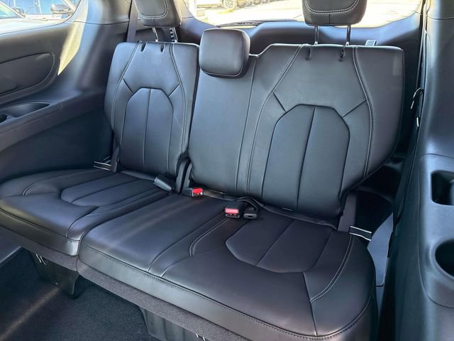 New 2026 Chrysler Pacifica Select image 9