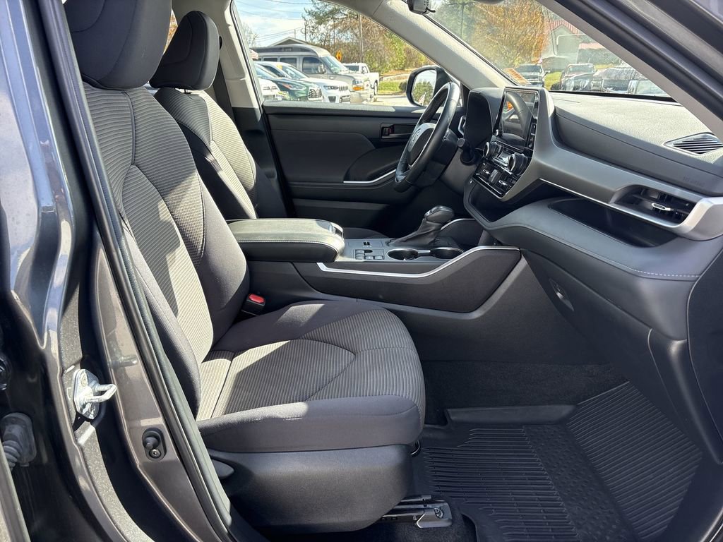 Used 2023 Toyota Highlander LE image 29