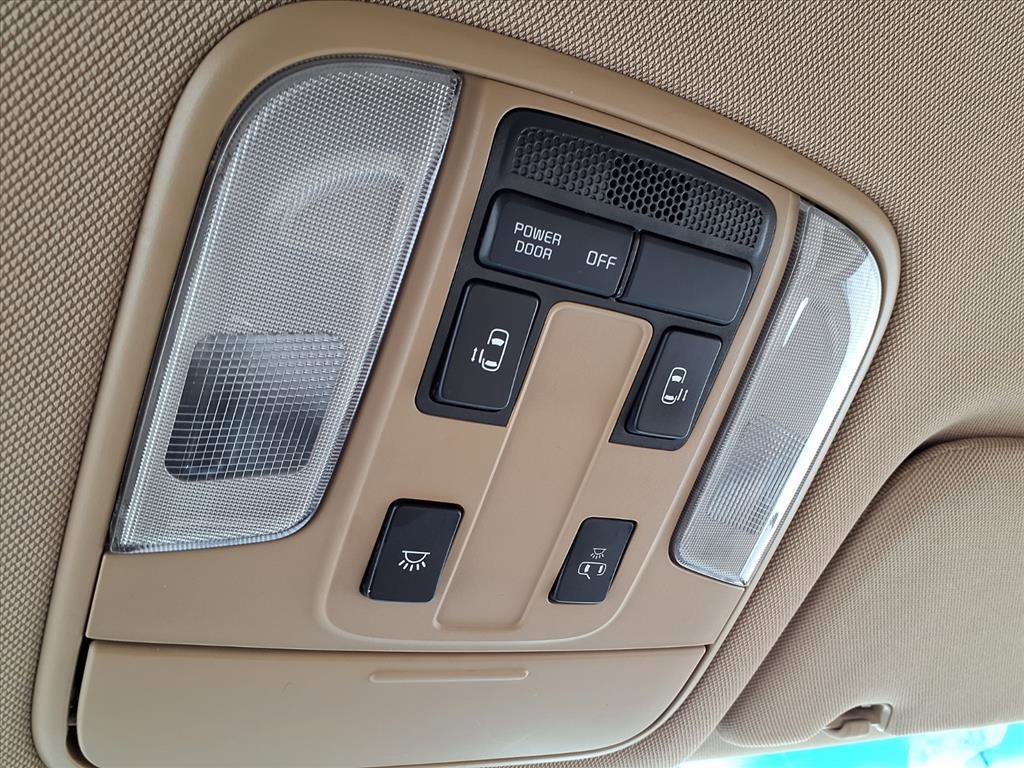 Used 2016 Kia Sedona LX w/ Option Group 020 FWD image 16