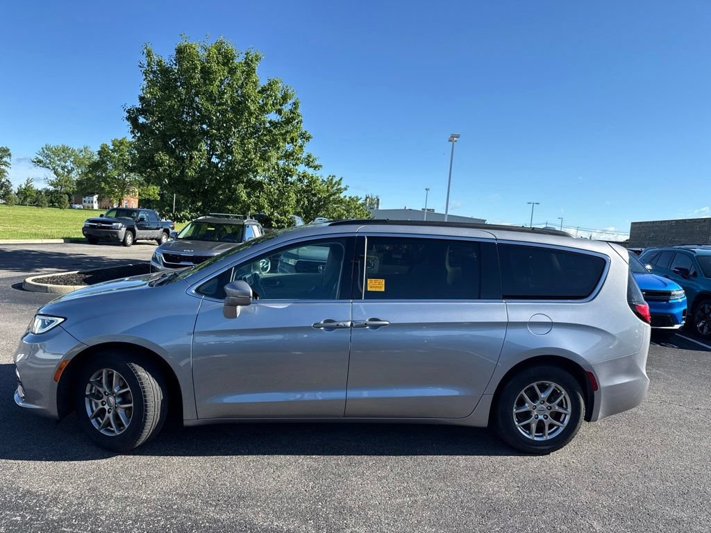 Used 2021 Chrysler Pacifica Touring w/ Uconnect Theater Family Group FWD image 5