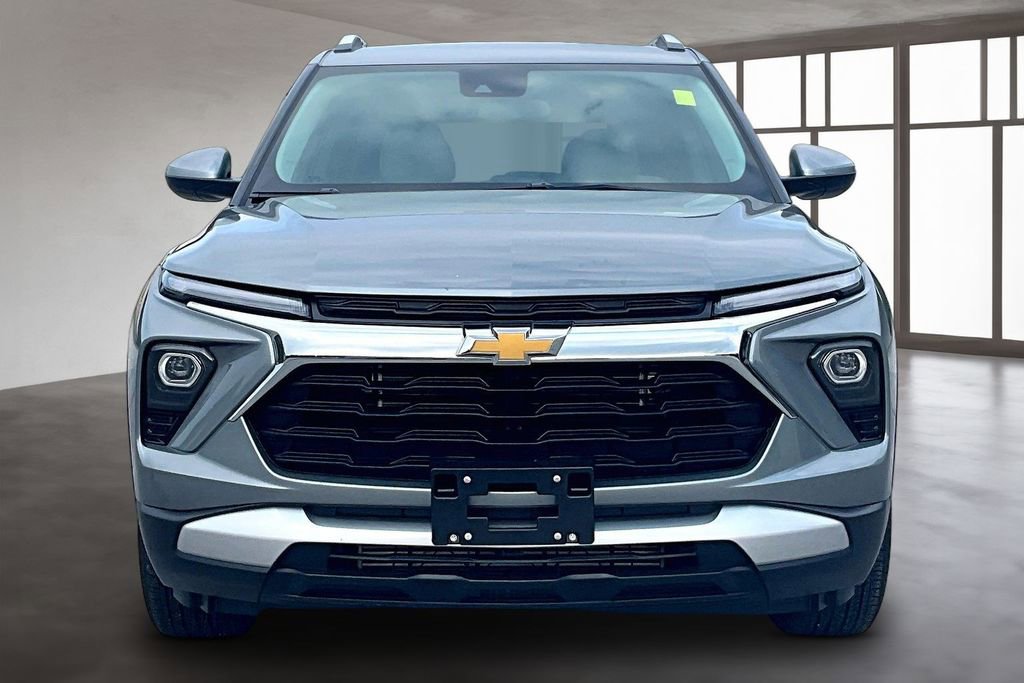 Used 2024 Chevrolet TrailBlazer LT w/ LT Cold Weather Package FWD image 2