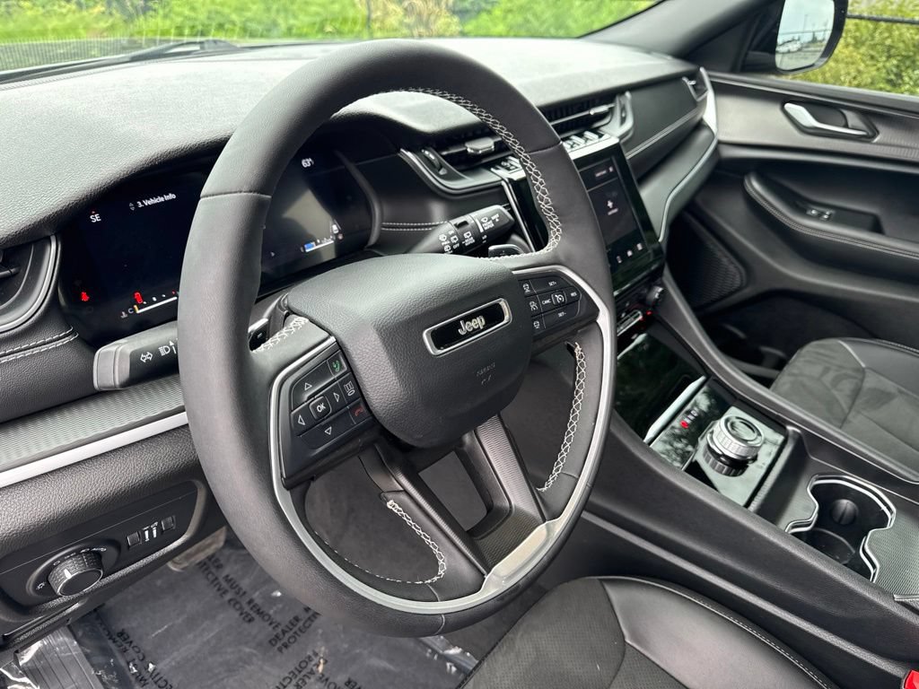 Used 2025 Jeep Grand Cherokee Altitude AWD/4WD image 9
