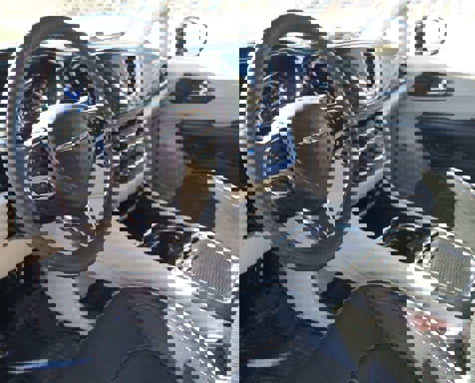 Used 2022 Chrysler Pacifica Limited w/ Uconnect Theater Family Group image 16