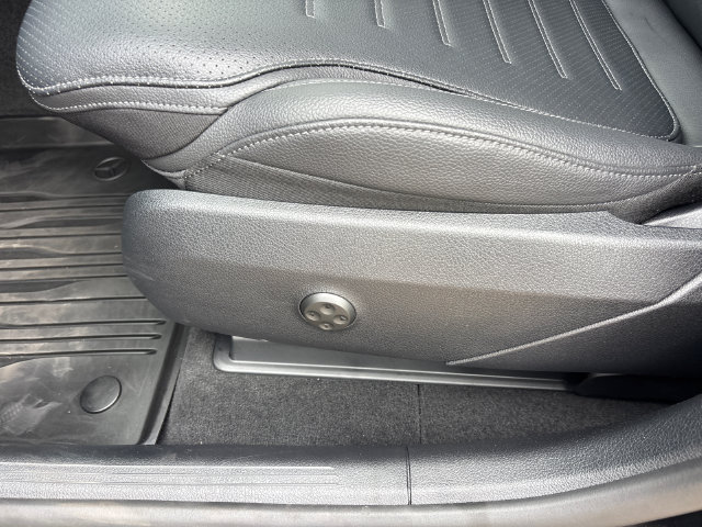 Used 2025 Mercedes-Benz GLC 350e 4MATIC image 7