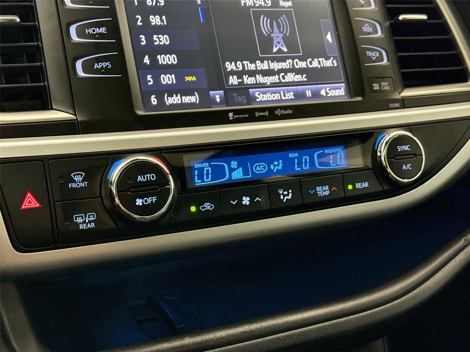 Used 2019 Toyota Highlander SE AWD/4WD image 25