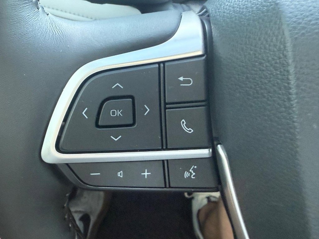 Certified 2025 Toyota Highlander Platinum image 22