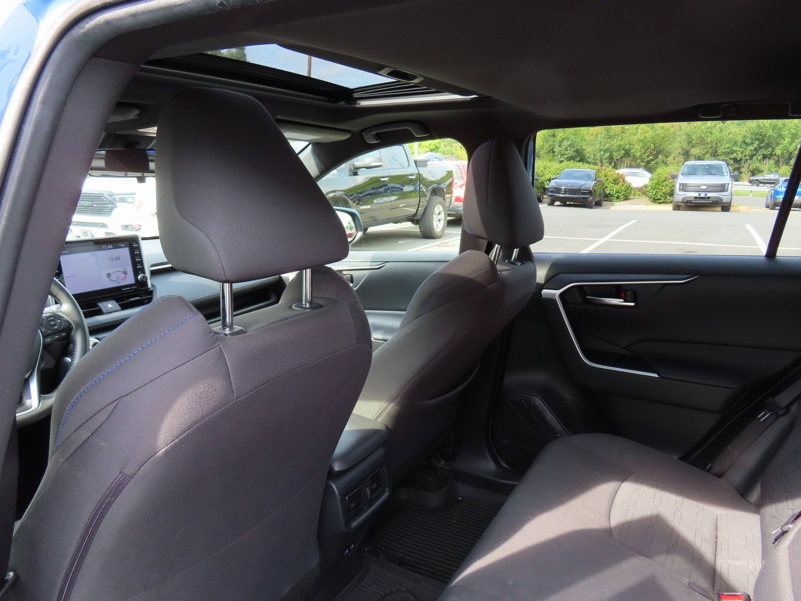 Used 2022 Toyota RAV4 SE w/ Convenience Package image 29