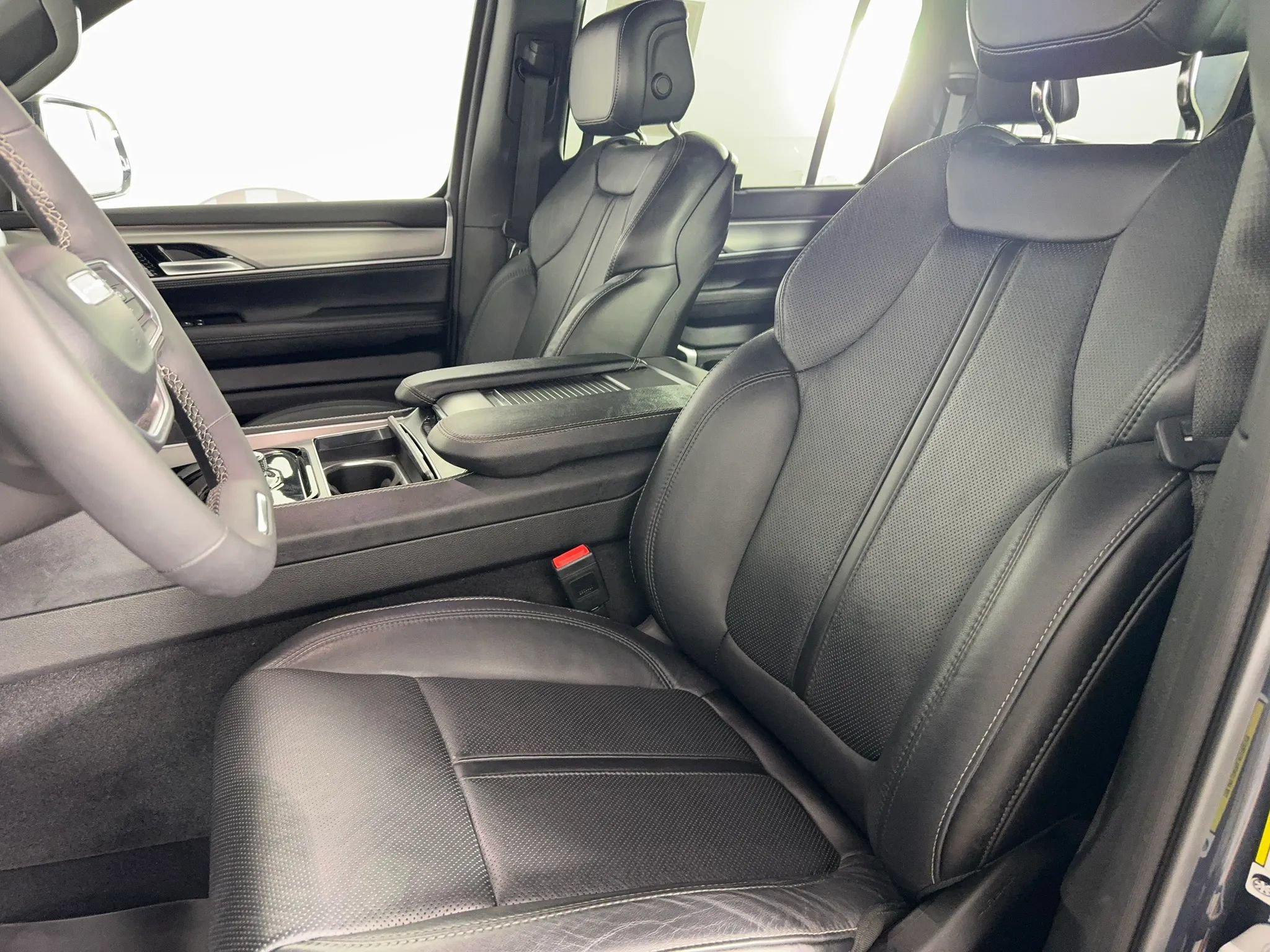 Used 2024 Jeep Wagoneer Series II w/ Convenience Group I AWD/4WD image 32