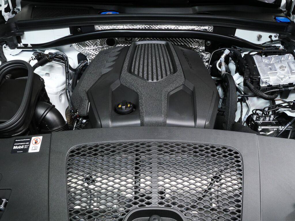 Certified 2026 Porsche Macan AWD/4WD image 35