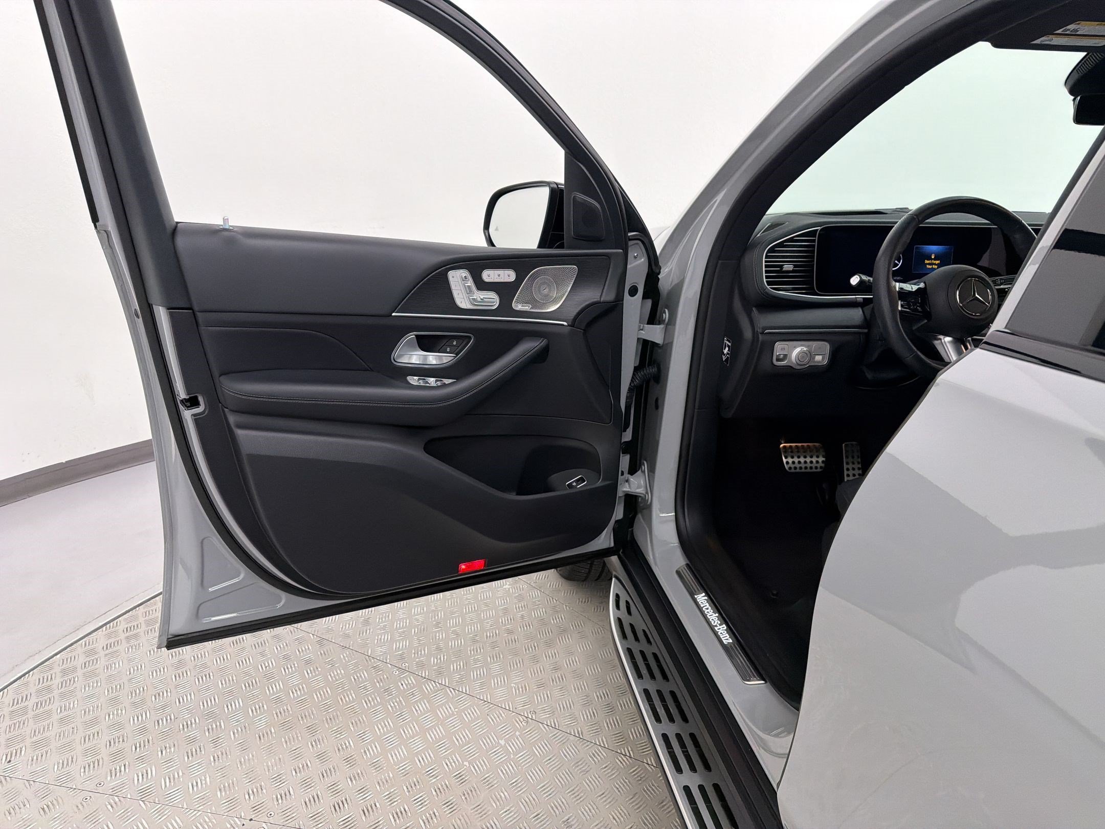 Used 2024 Mercedes-Benz GLS 450 4MATIC image 28