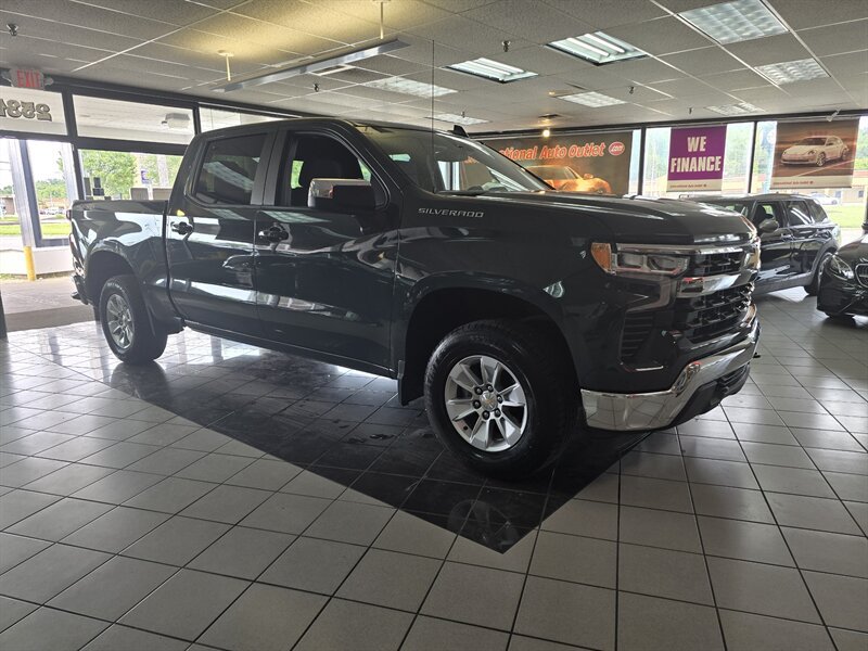 Used 2025 Chevrolet Silverado 1500 LT AWD/4WD image 3