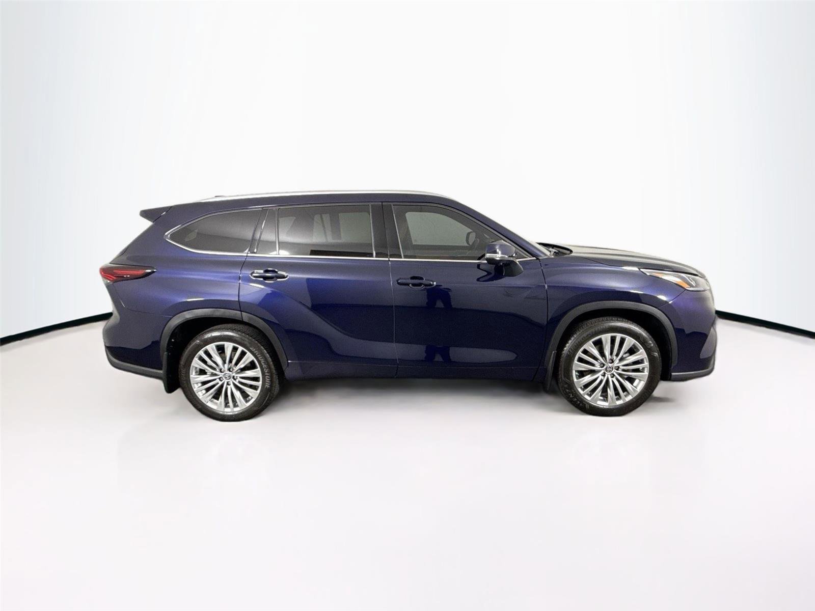 Used 2024 Toyota Highlander Platinum FWD image 11