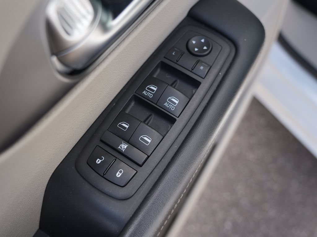Used 2023 Chrysler Pacifica Touring-L FWD image 16