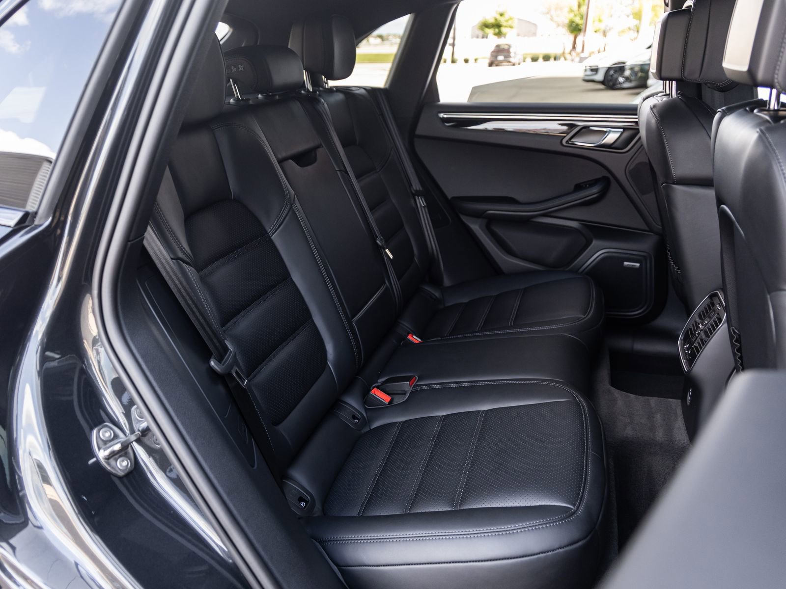 Certified 2026 Porsche Macan AWD/4WD image 43