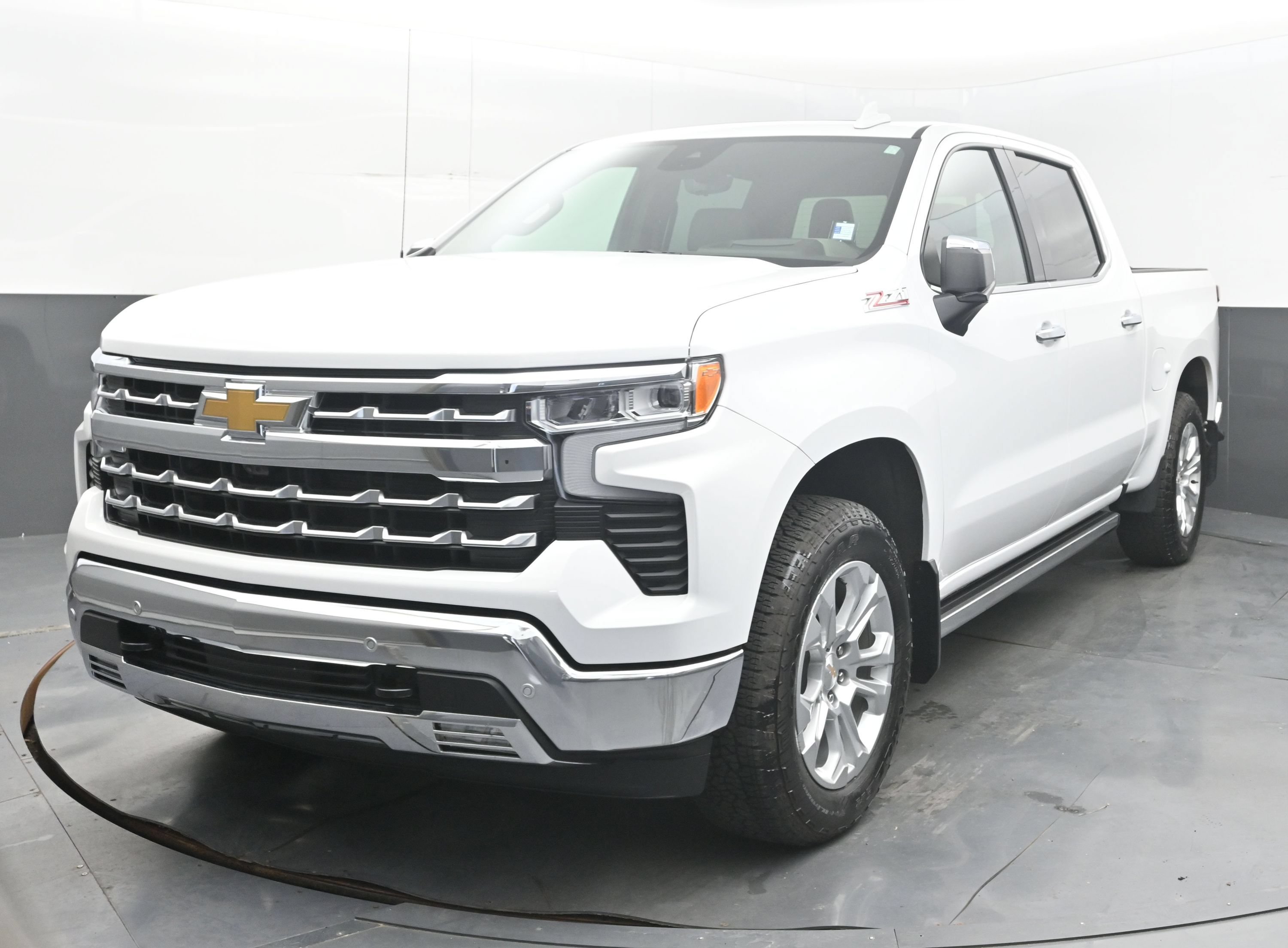 Used 2025 Chevrolet Silverado 1500 LTZ w/ LTZ Premium Package AWD/4WD image 4