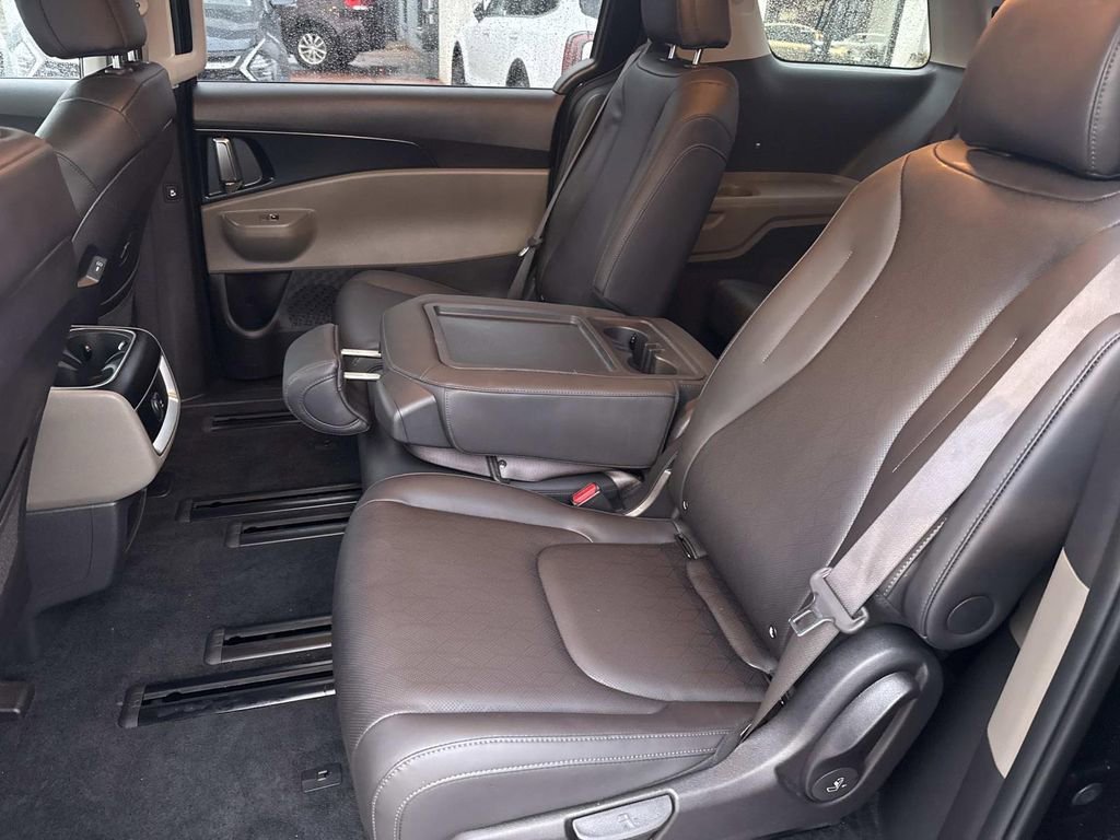 Used 2025 Kia Carnival image 14