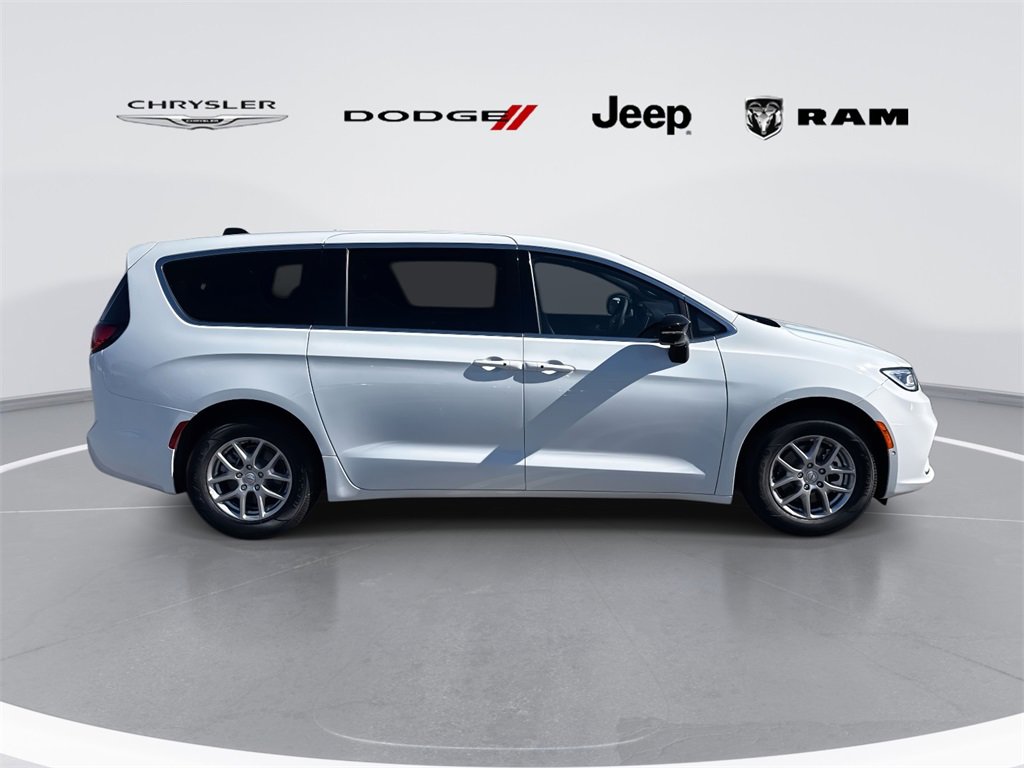 New 2026 Chrysler Pacifica Select image 2