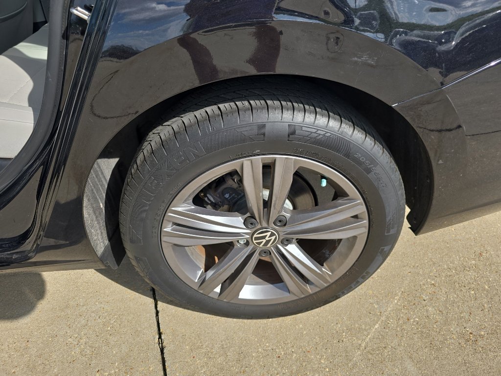 Used 2023 Volkswagen Jetta SE w/ Panoramic Sunroof Package image 12