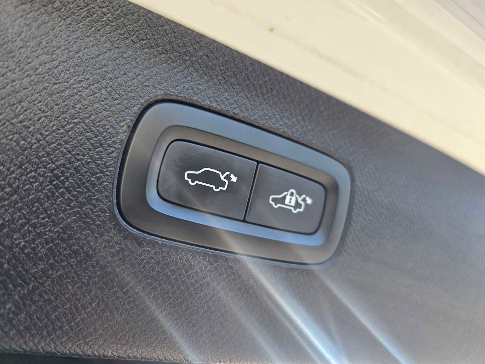 Used 2023 Volvo XC90 T8 Core w/ Climate Package image 18