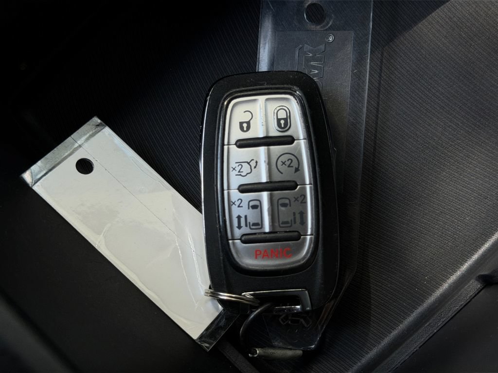 Used 2025 Chrysler Pacifica Select FWD image 33