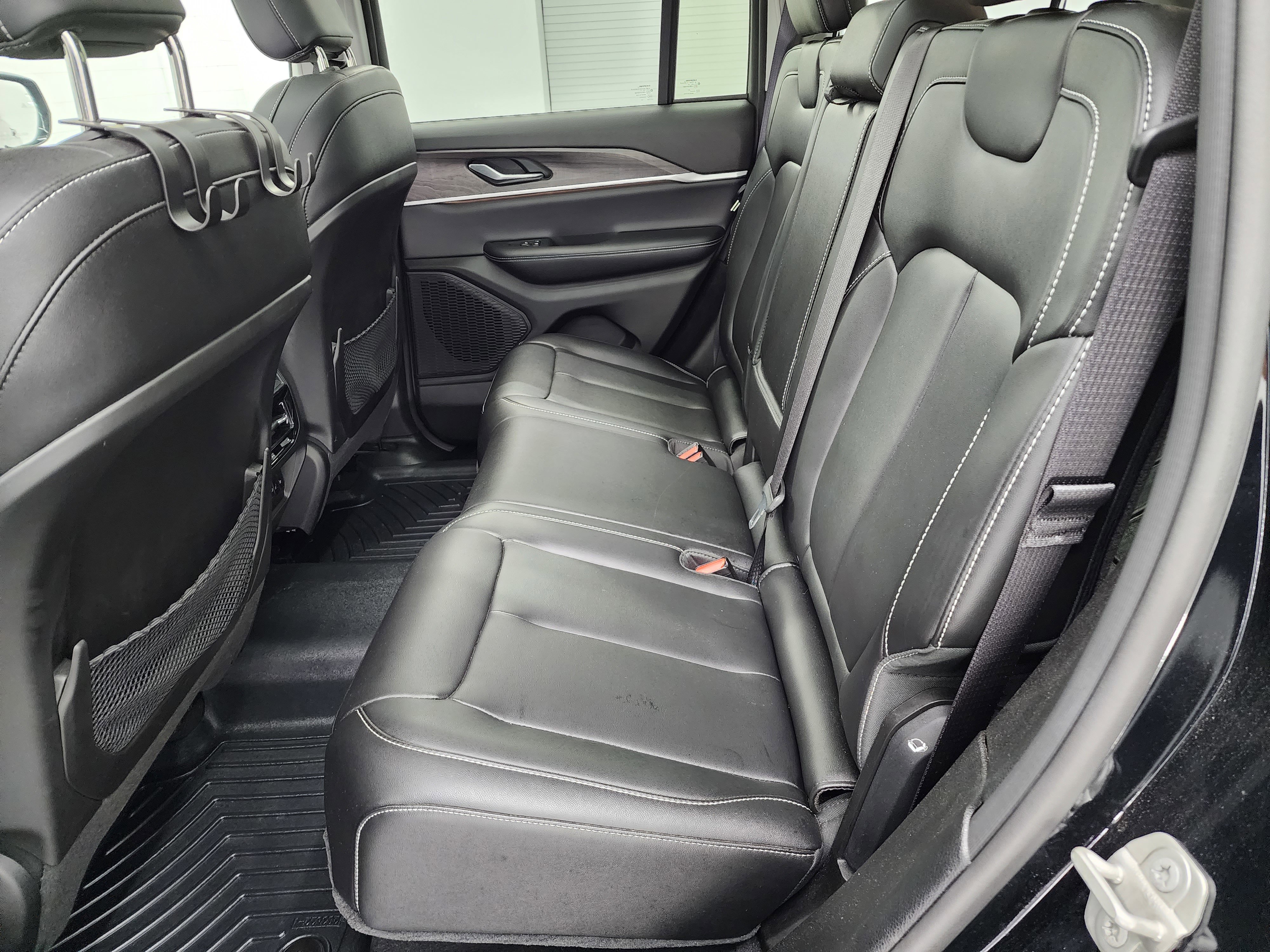 Used 2023 Jeep Grand Cherokee Limited w/ Black Appearance Package image 9