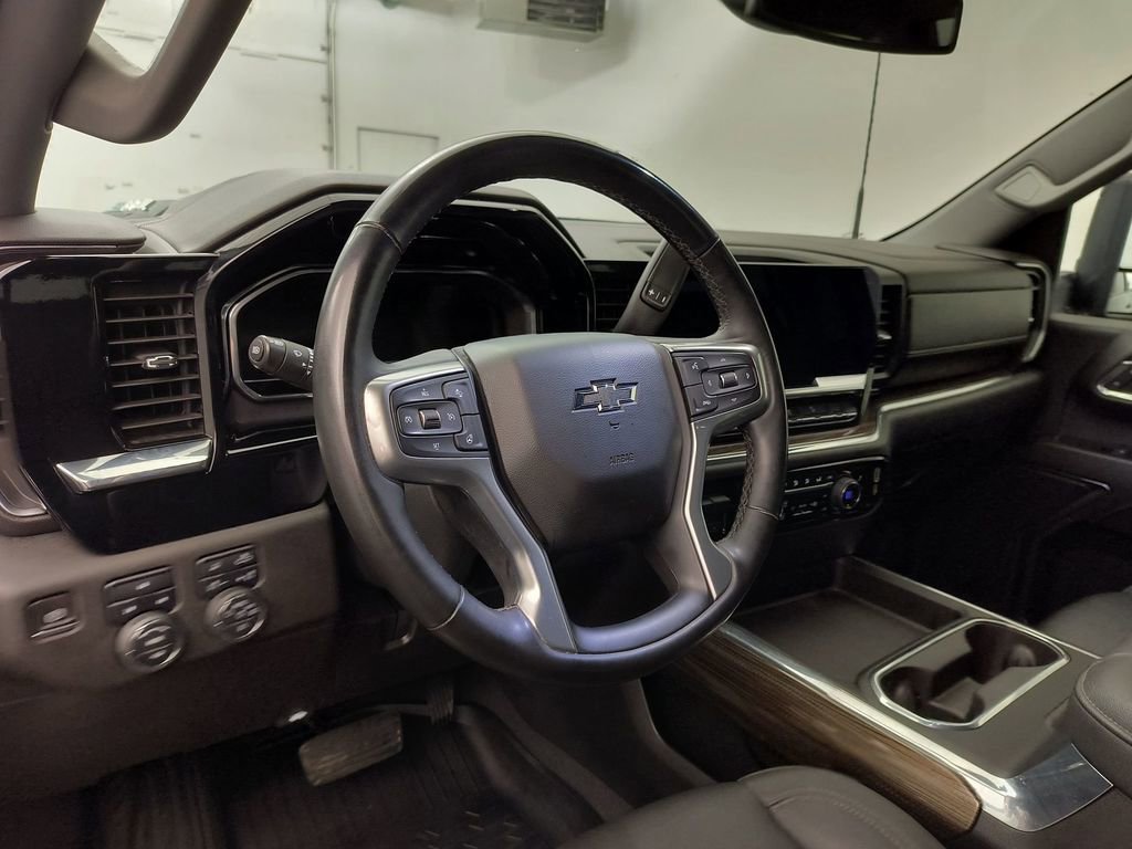 Used 2024 Chevrolet Silverado 2500 LT w/ Midnight Edition AWD/4WD image 4