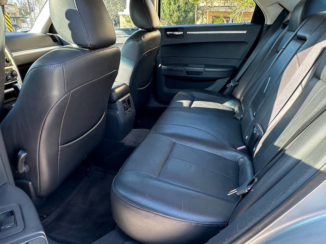 Used 2010 Chrysler 300 Touring RWD image 9