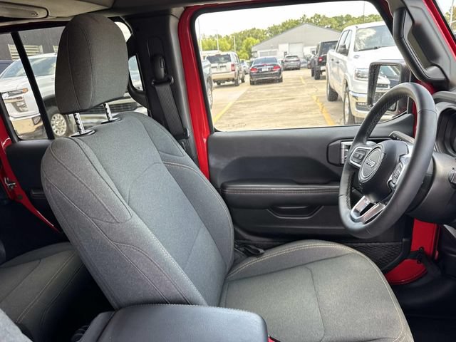 Used 2025 Jeep Wrangler Unlimited Sahara AWD/4WD image 17